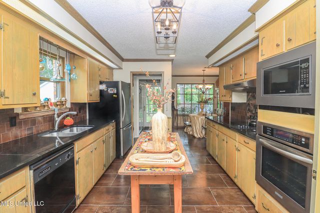 697 Country Place Drive, Pearl, MS 39208