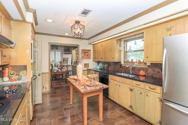 697 Country Place Drive, Pearl, MS 39208