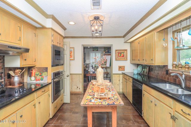 697 Country Place Drive, Pearl, MS 39208