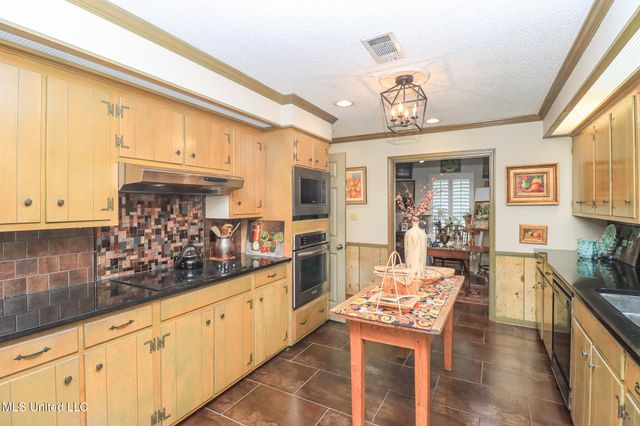 697 Country Place Drive, Pearl, MS 39208