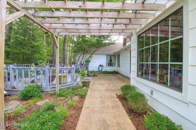 697 Country Place Drive, Pearl, MS 39208