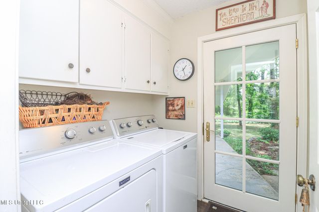 697 Country Place Drive, Pearl, MS 39208