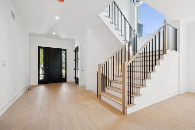 9214 N Washington Street, Niles, IL 60714