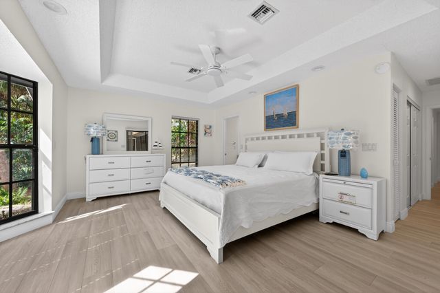 8166 N 155th Place, Palm Beach Gardens, FL 33418