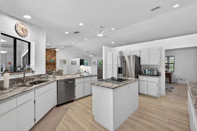 8166 N 155th Place, Palm Beach Gardens, FL 33418