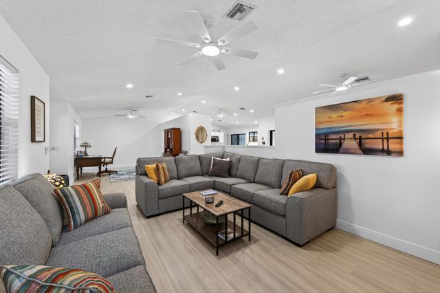 8166 N 155th Place, Palm Beach Gardens, FL 33418