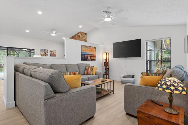 8166 N 155th Place, Palm Beach Gardens, FL 33418