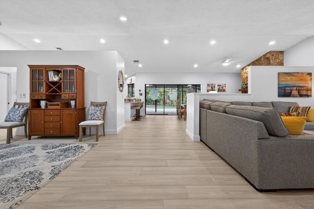 8166 N 155th Place, Palm Beach Gardens, FL 33418