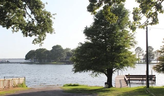 101 Idlewood Road, Enchanted Oaks, TX 75156