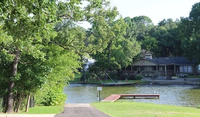 101 Idlewood Road, Enchanted Oaks, TX 75156