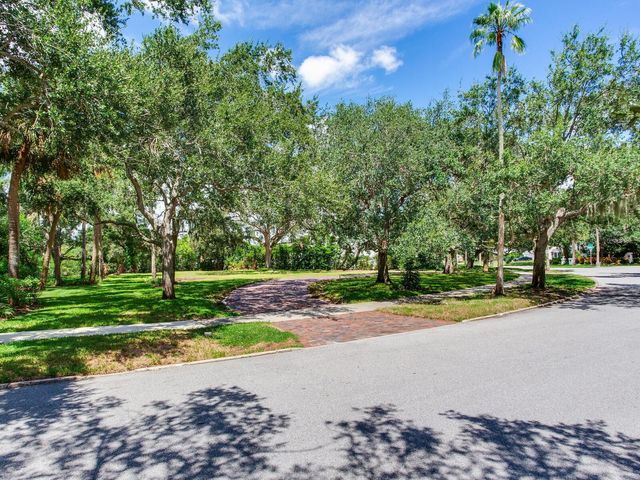 5001 S SHORE CREST CIRCLE, Tampa, FL 33609