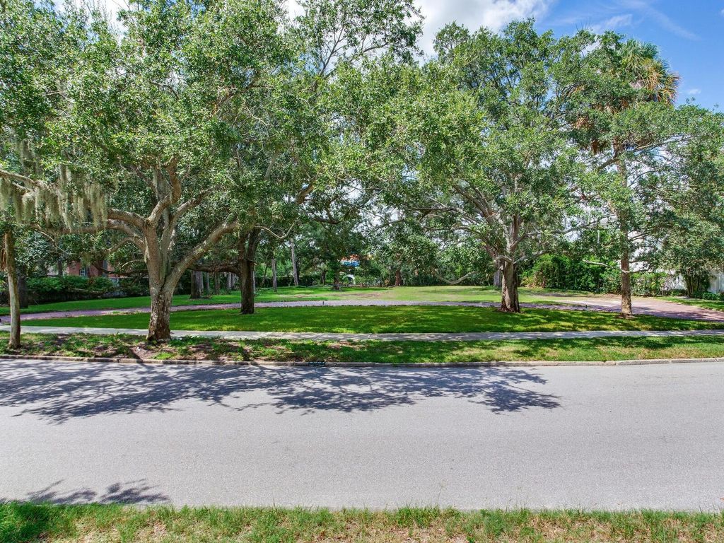 5001 S SHORE CREST CIRCLE, Tampa, FL 33609