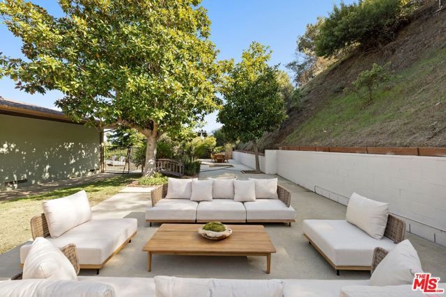 7230 Outpost Cove Drive, Los Angeles, CA 90068