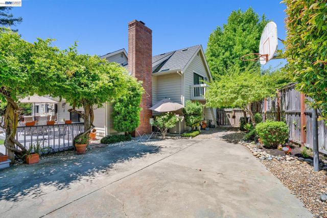 28 Harrington Rd, Moraga, CA 94556