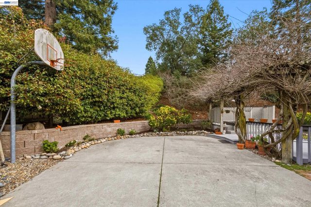 28 Harrington Rd, Moraga, CA 94556
