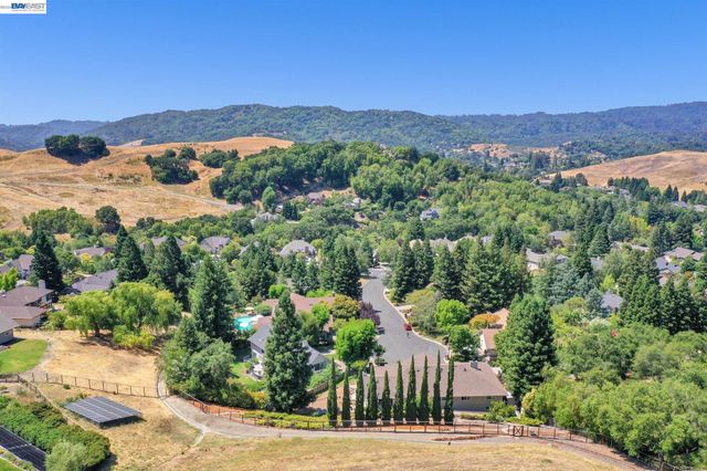 28 Harrington Rd, Moraga, CA 94556