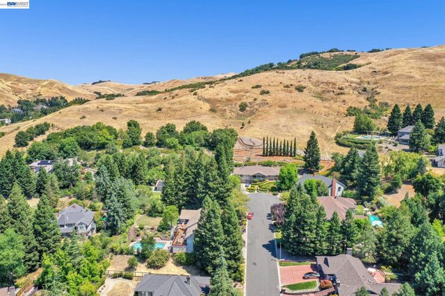 28 Harrington Rd, Moraga, CA 94556