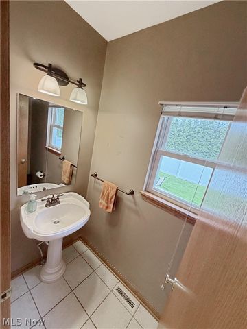921 Lockwood Road, Barberton, OH 44203