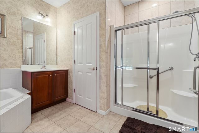 155 Country Club Drive 155, Oxford, CT 06478