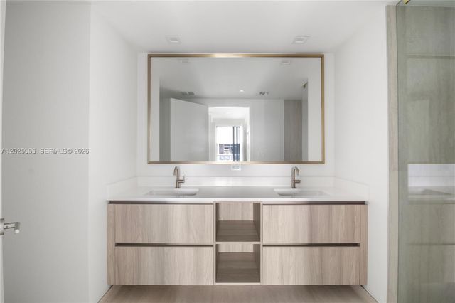 77 SE 5th St 4208, Miami, FL 33131