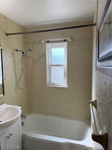 7425 Glencoe Avenue, Brooklyn, OH 44144