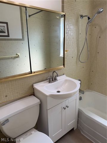 7425 Glencoe Avenue, Brooklyn, OH 44144