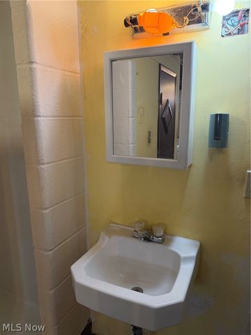 7425 Glencoe Avenue, Brooklyn, OH 44144