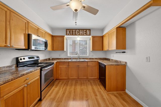 1091 Stanford Avenue, Clovis, CA 93611
