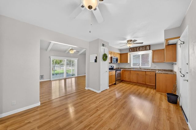 1091 Stanford Avenue, Clovis, CA 93611