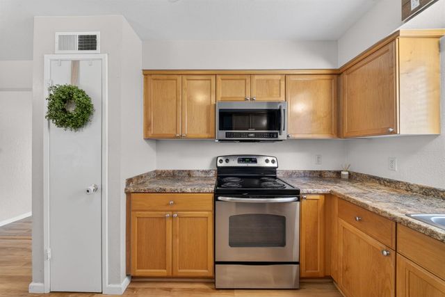 1091 Stanford Avenue, Clovis, CA 93611
