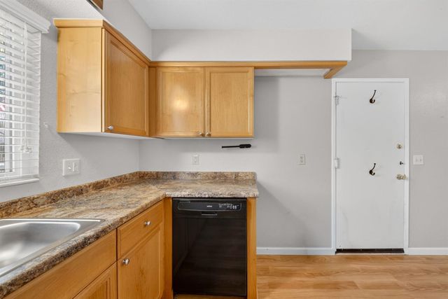 1091 Stanford Avenue, Clovis, CA 93611