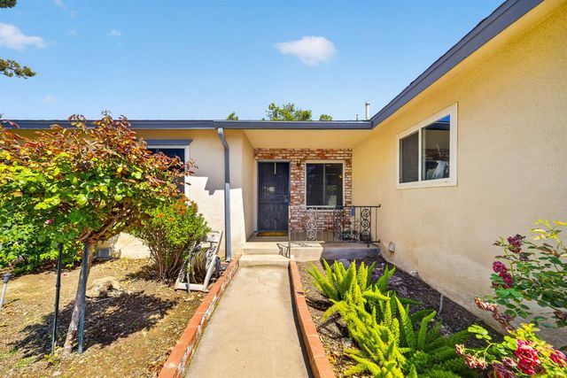 1091 Stanford Avenue, Clovis, CA 93611