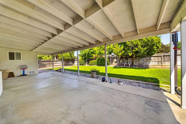 1091 Stanford Avenue, Clovis, CA 93611