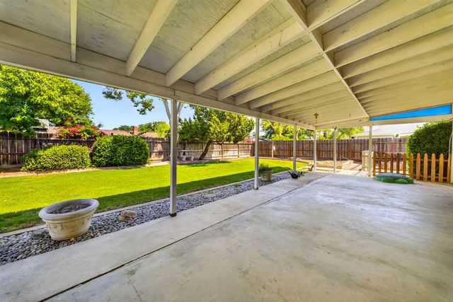 1091 Stanford Avenue, Clovis, CA 93611