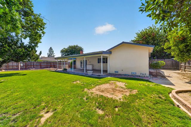 1091 Stanford Avenue, Clovis, CA 93611