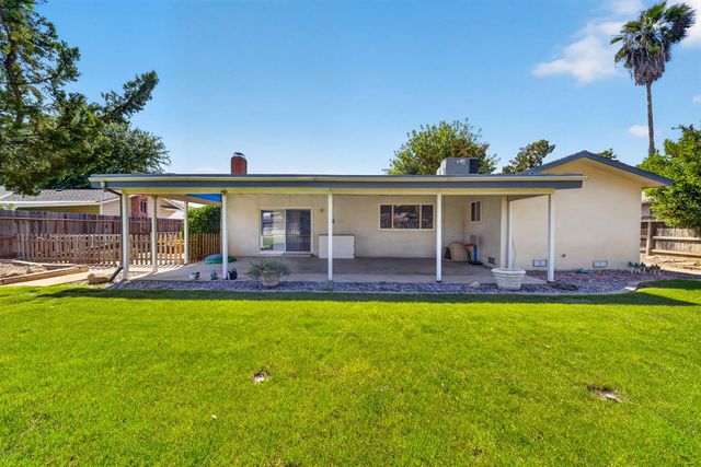 1091 Stanford Avenue, Clovis, CA 93611