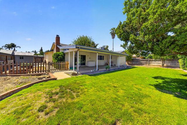 1091 Stanford Avenue, Clovis, CA 93611