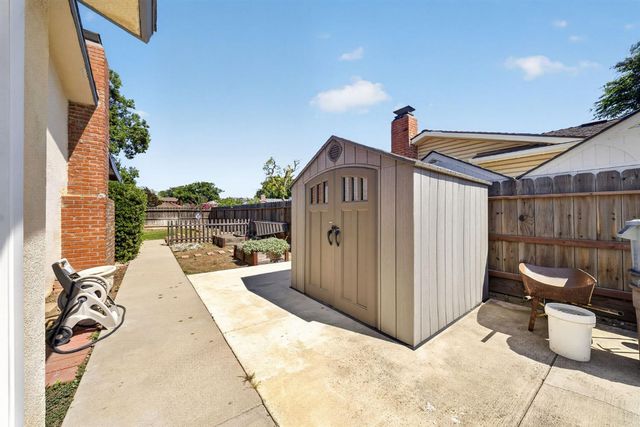 1091 Stanford Avenue, Clovis, CA 93611
