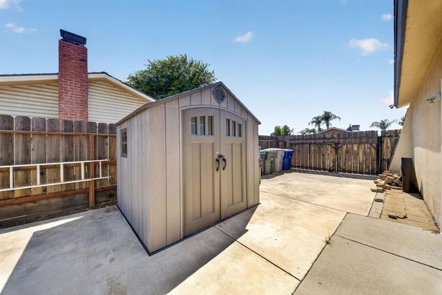 1091 Stanford Avenue, Clovis, CA 93611