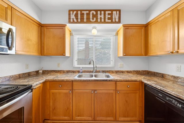 1091 Stanford Avenue, Clovis, CA 93611