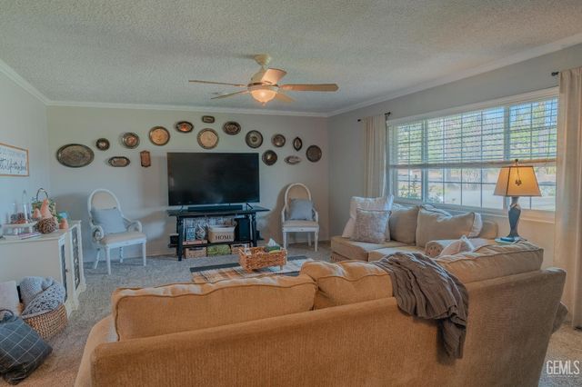 915 S Strathmore Avenue N, Lindsay, CA 93247