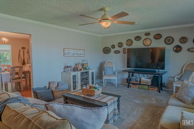 915 S Strathmore Avenue N, Lindsay, CA 93247