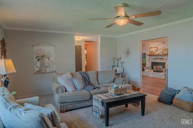 915 S Strathmore Avenue N, Lindsay, CA 93247