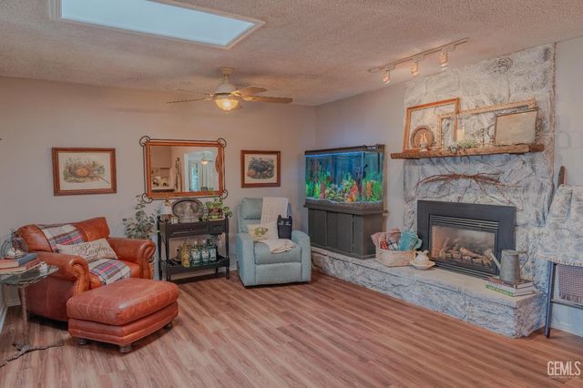 915 S Strathmore Avenue N, Lindsay, CA 93247