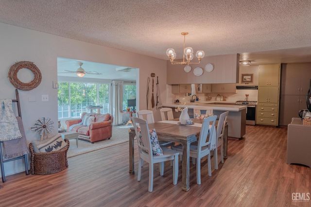 915 S Strathmore Avenue N, Lindsay, CA 93247