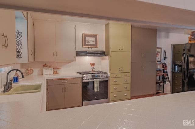 915 S Strathmore Avenue N, Lindsay, CA 93247