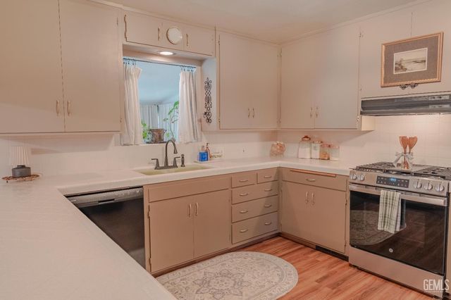 915 S Strathmore Avenue N, Lindsay, CA 93247