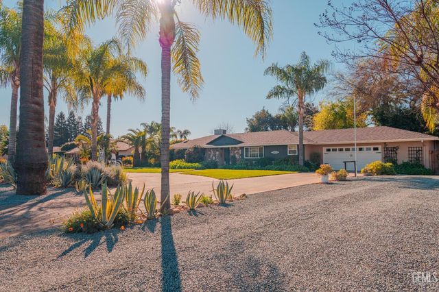 915 S Strathmore Avenue N, Lindsay, CA 93247