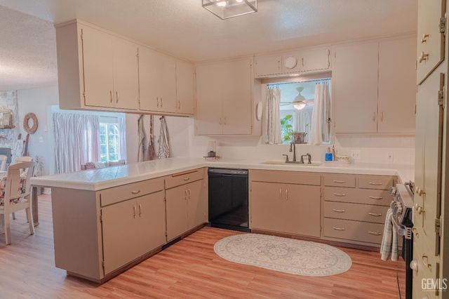 915 S Strathmore Avenue N, Lindsay, CA 93247