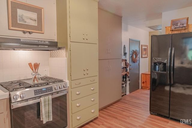 915 S Strathmore Avenue N, Lindsay, CA 93247